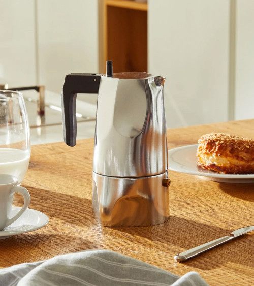 Cafetera Ossidiana de Alessi escena