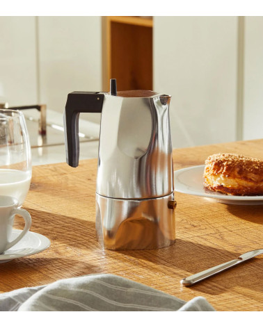 Cafetera Ossidiana de Alessi escena